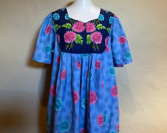 Muumuu Blue Flower Smock Dress / Plus Size Muumuu Cotton Flowered Peasant Smock Dress / Vintage Muumuu w Scoop Neck & Button Bib