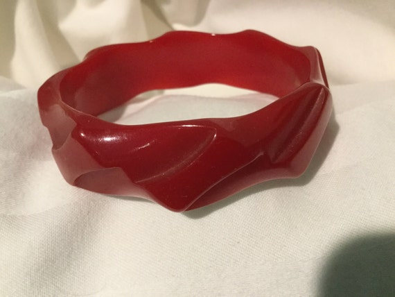 Vintage RED BAKELITE BANGLE / Carved Red Bakelite
