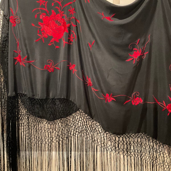 how to wear a piano shawl