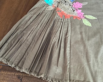 Boho Floral Applique Skirt Bandolino Sz 12 / Pleated Olive Cotton Linen Skirt Pastel Embroid Flowers / Fun Casual Femine Boho Style Skirt