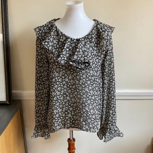 Romantic Floral Black & Ivory Ruffle Blouse Wide Flouce Collar Puff Sleeves Ruffle Cuff Lg 40 Bust / Cottage Core Boho Chic Loose Casual Top