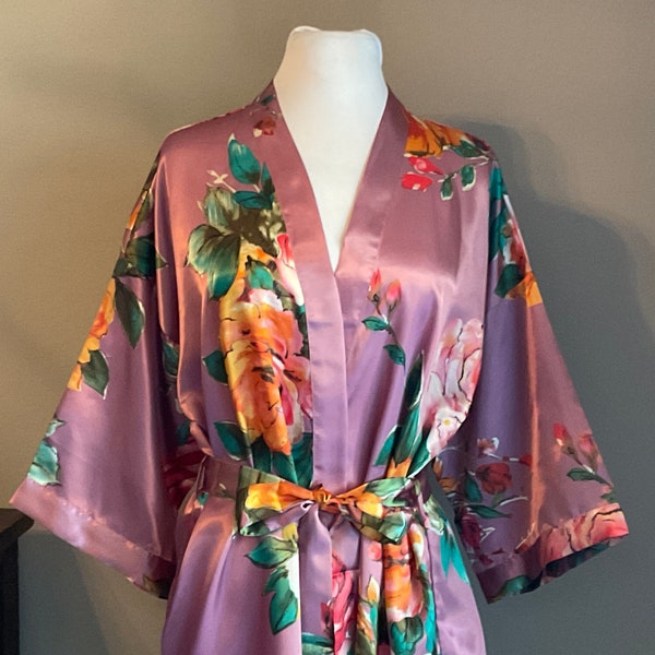 Satin Kimono Style Floral Robe / Satin Flowered Lounge Robe / Lilac Lounge Robe w Colorful Flower Bouquets / One Size SML / Vintage Robes