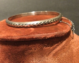 Vintage Sterling Silver Etched Hinged Bangle Bracelet / Embossed design / Sterling Etched Bangle w Safety Chain
