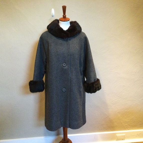 1950s - 60s Gray Tweed Wool Coat with Fur Trim / 5