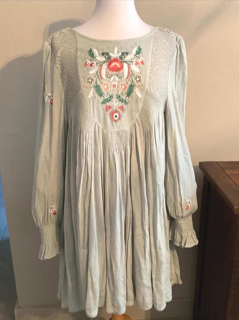 Free People Boho Embroidered Dress Long Puff Sleeve Sm / Floral Embroidery Smock Details Low V Open Back Festival Concert Fancy Casual Party Bild 1
