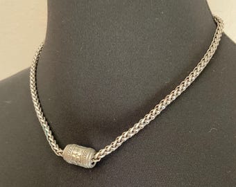 Gargantilla trenzada con cierre magnético en tono plateado de 17,5" / Collar de moda con cierre magnético decorativo en tono plateado envejecido