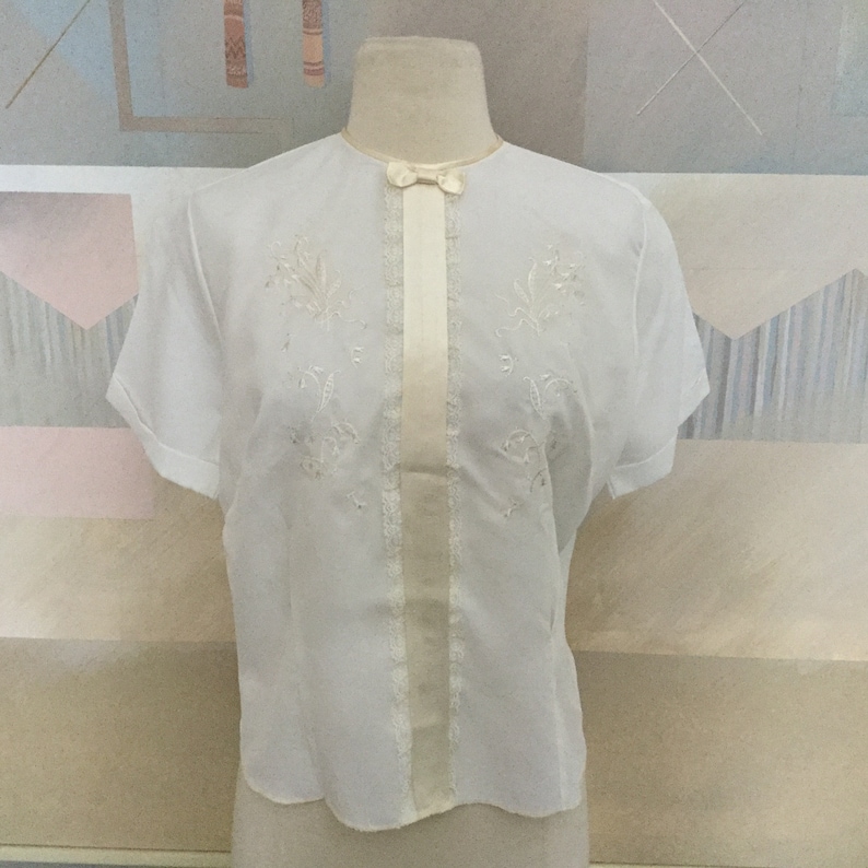 50s White Shortie Nylon Blouse 50s Rockabilly Nylon Blouse Back Button Top Lace /& Bow Front Panel 50s Secretary Suit Blouse Med