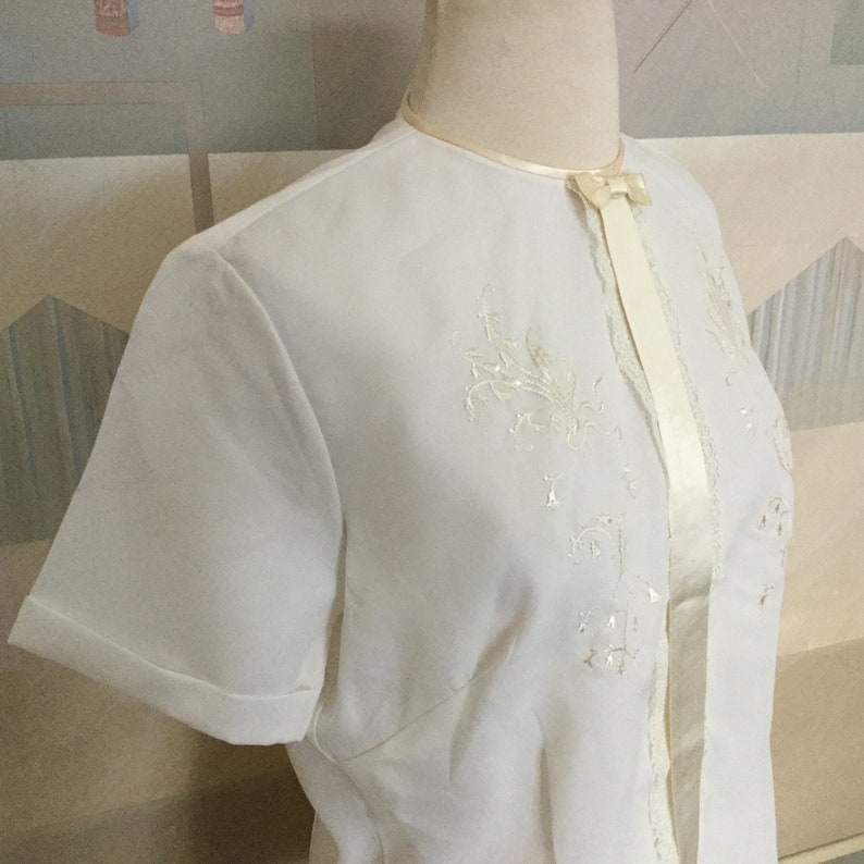 50s White Shortie Nylon Blouse 50s Rockabilly Nylon Blouse Back Button Top Lace /& Bow Front Panel 50s Secretary Suit Blouse Med