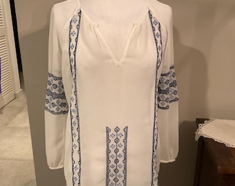BOHO EMBROIDERED White Peasant Blouse Sm / Peasant White w Blue Embroidered Blouse Puff Sleeves / Bohemian Peasant Style Embroidered Blouse