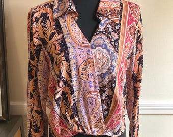 Blusa blusón corta Rachel Zoe con estampado paisley y cuello cruzado frontal. Top ligero y elegante con estampado paisley, estilo resort, boho casual, ideal para salir de noche o viajar.