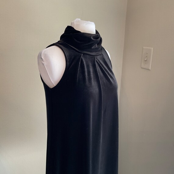 Black Velvet Sleeveless Mockneck Evening Dress Mi… - image 2