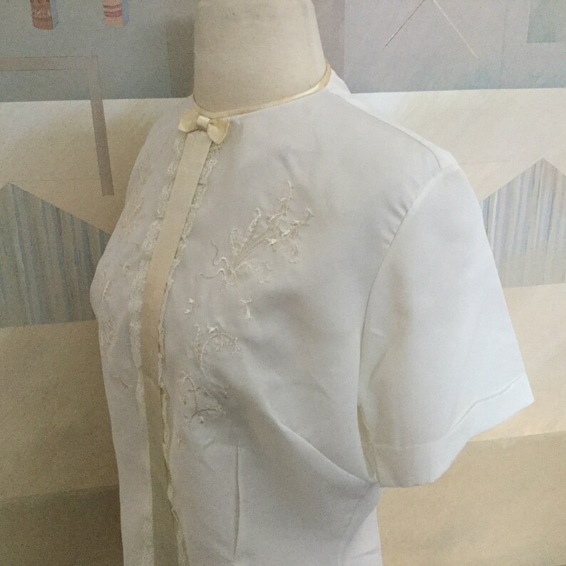 50s White Shortie Nylon Blouse 50s Rockabilly Nylon Blouse Back Button Top Lace /& Bow Front Panel 50s Secretary Suit Blouse Med