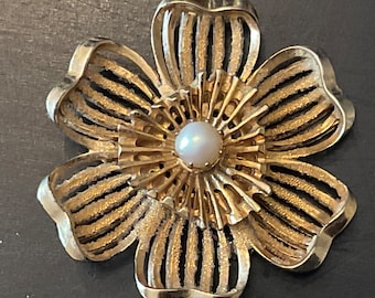 Signed Kramer Brooch Vintage Kramer Pin Gold Tone Vintage Pearl