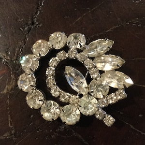 50s Rhinestone Glam Brooch / Glitzy Clear Rhinestones / Designer Quality Rhinestone Brooch/ Rhinestone Swirl Brooch / 50s Rhinestone Jewelry