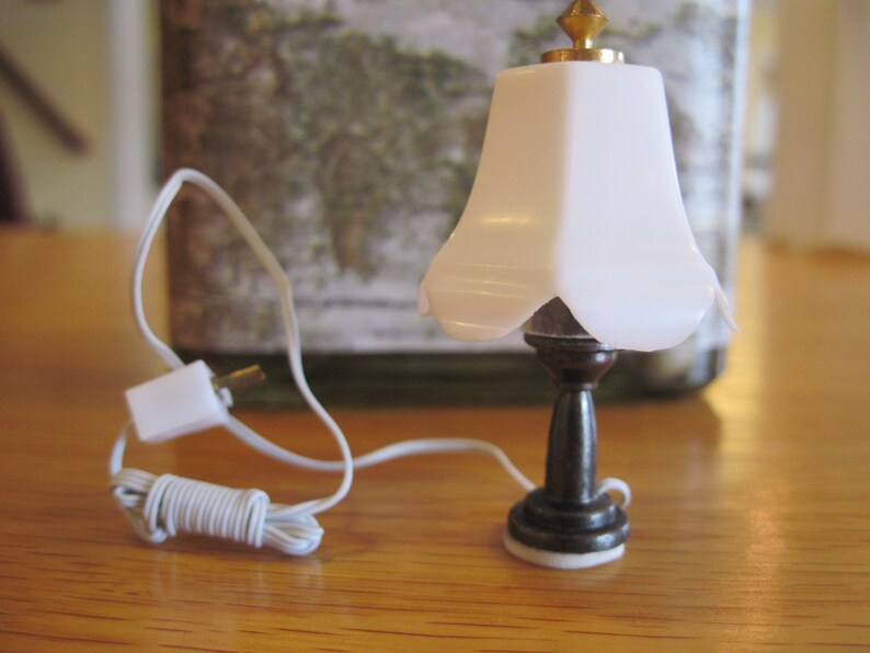 Dollhouse Miniature Table Lamp 1652