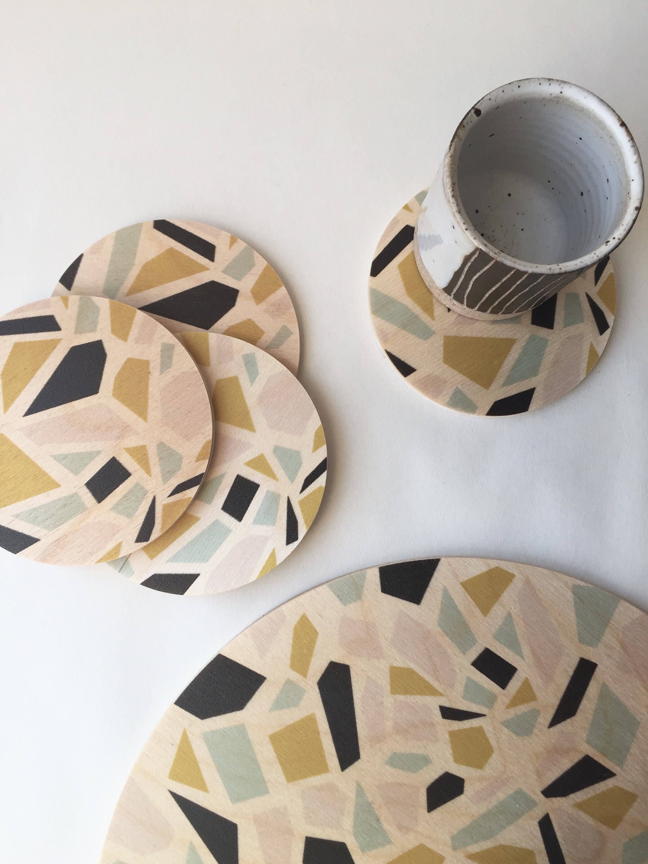 Terrazzo Coasters Ensemble de 4 Sous-Verres en Bois/Absorbants et Anti-Chaleur