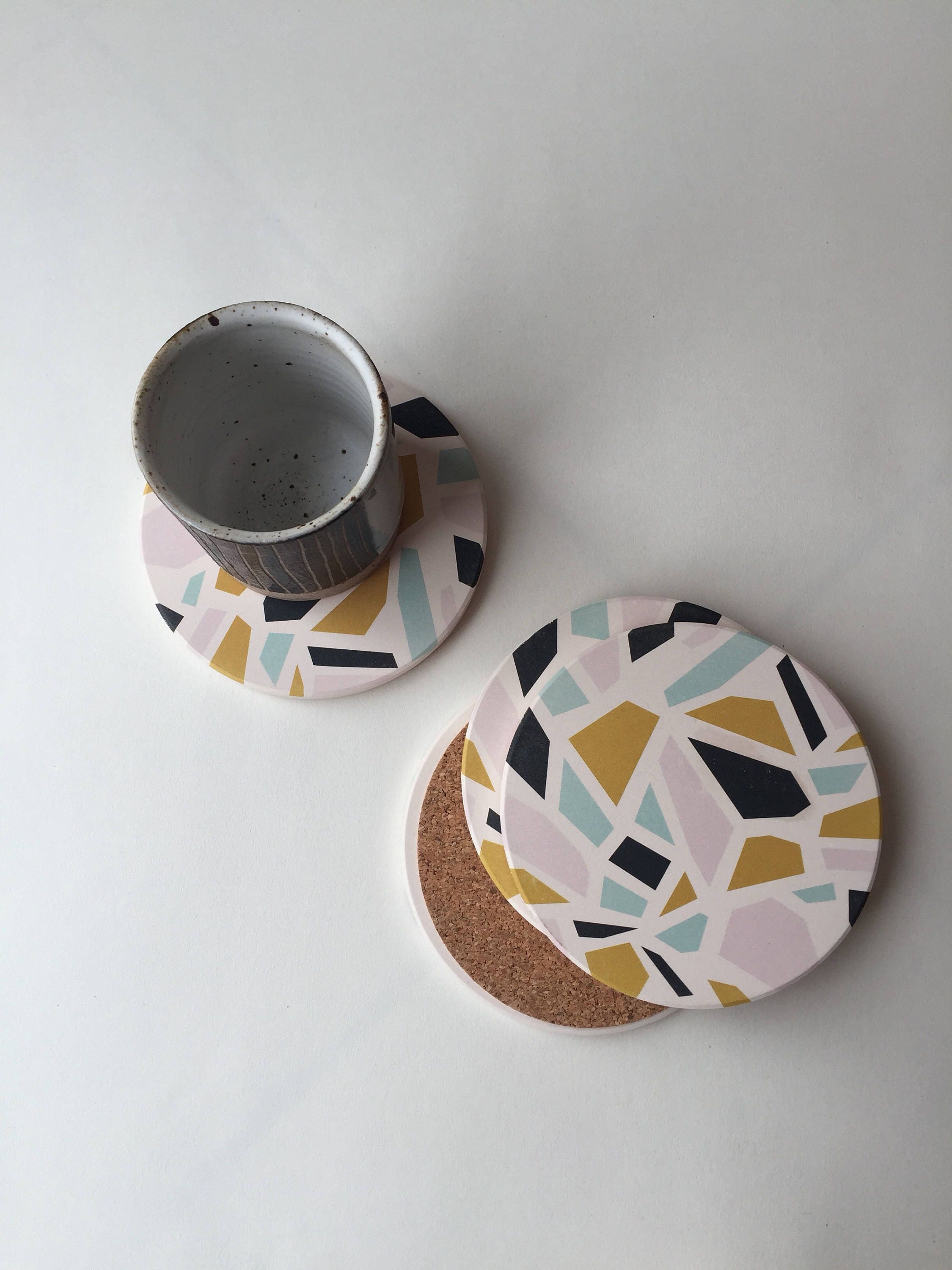 Terrazzo Coasters Ensemble de 4 Sous-Verres en Céramique, Absorbants, Pierre, Géométriques, Cadeau d