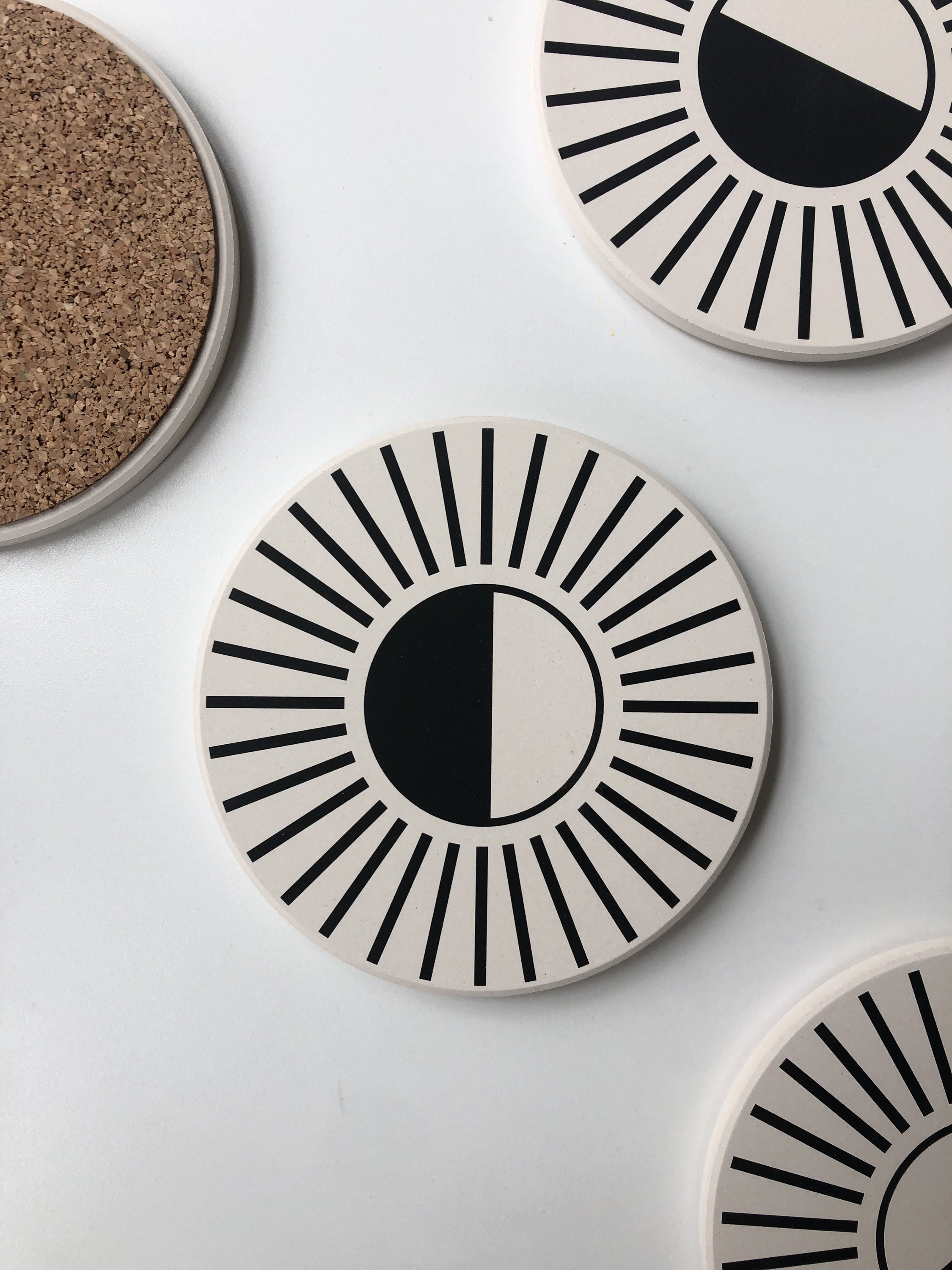 Radial Coasters Ensemble de 4 Sous-Verres en Céramique, Absorbants, Pierre, Géométriques, Liège, Cad