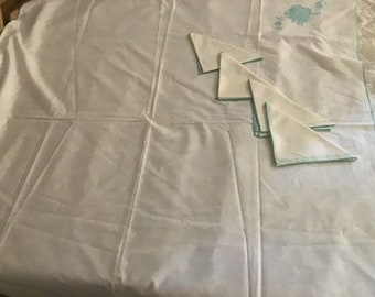 Stary biały ręcznik kuchenny z niebieskim haftem