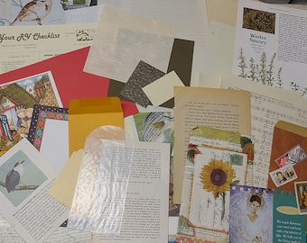 Peut inclure: Une collection de papiers et d'éphémères vintage, comprenant une partition de musique, une page d'un livre, une carte postale avec un tournesol et un morceau de papier avec le texte "Winter Savory".