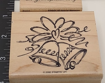 Peut inclure: Tampon en caoutchouc en bois avec un motif floral et deux cloches. Le texte sur le tampon est "On Your Special Day" et "2002 STAMPIN' UP!"