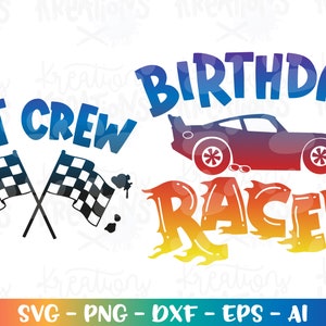 Peut inclure: Un design graphique coloré avec le texte "Birthday Racer" et "Pit Crew" avec un drapeau à damier. Le design présente une voiture de course rouge, orange, jaune et bleue.
