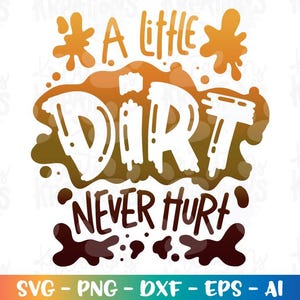 Może przedstawiać: Grafika cyfrowa z napisem "A Little Dirt Never Hurt" w kolorze białym, brązowym i pomarańczowym. Słowa są stylizowane zabawną czcionką i otoczone brązowymi i pomarańczowymi plamami. Na dole obrazu znajduje się tekst "SVG - PNG - DXF - EPS - AI".