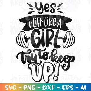 Może przedstawiać: Czarno-biały projekt graficzny z tekstem "Yes I lift like a girl try to keep up!" z sztangą i ciężarami po obu stronach tekstu.