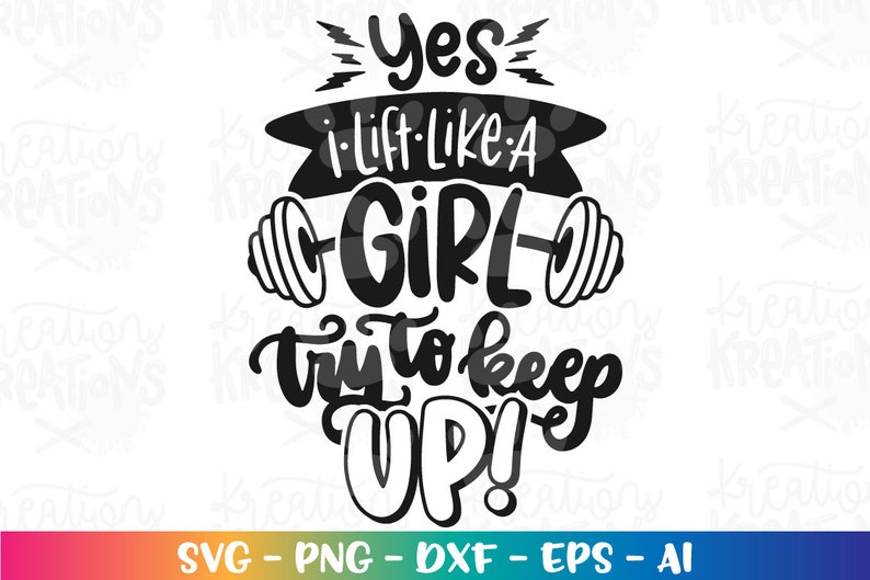 Może przedstawiać: Czarno-biały projekt graficzny z tekstem "Yes I lift like a girl try to keep up!" z sztangą i ciężarami po obu stronach tekstu.