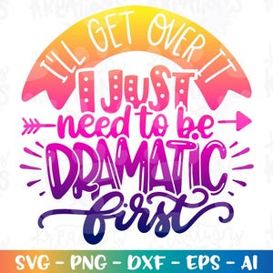 Puede incluir: Un diseño gráfico colorido con el texto "I'll get over it, I just need to be dramatic first." El diseño presenta un arco iris y una combinación de colores degradados de rosa, morado y amarillo. Se incluyen opciones de tipo de archivo.