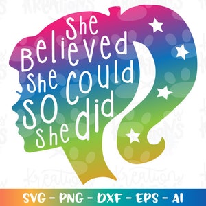 Pode incluir: Gráfico colorido com a silhueta de uma mulher, preenchido com o texto "She Believed She Could So She Did". O design usa um gradiente de arco-íris, com estrelas e texto brancos. Opções de tipo de arquivo na parte inferior.