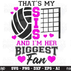 Puede incluir: Un diseño gráfico que presenta un balón de voleibol negro y una red negra con el texto en rosa THAT'S MY SIS AND I'M HER BIGGEST FAN. El diseño incluye varios corazones pequeños de color rosa que rodean el texto y el equipo deportivo.