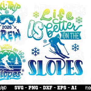 Può includere: Una raccolta di tre design grafici digitali con testo e illustrazioni in sfumatura blu e verde. I design includono le frasi Ski Trip Crew 2026 e Life is Better on the Slopes, accompagnate da icone di sciatori, montagne, fiocchi di neve e maschere da sci.