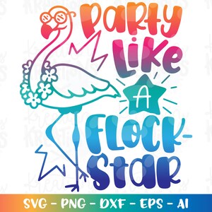 Puede incluir: Un diseño en degradado arcoíris con un flamenco con un collar de flores y el texto "Party Like A Flock-Star".