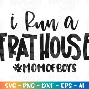 Eu administro uma citação de Frat House svg Mom of Boys SVG Mother Mom dizendo arquivo de corte svg para impressão Cricut Silhouette vector SVG png eps dxf