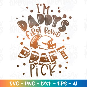 以下が含まれることがあります： 茶色と白のグラフィックデザインで、「I'm Daddy's First Round Draft Pick」というテキストと、フットボールのヘルメットとフットボールが描かれています。