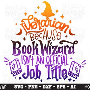 Könnte beinhalten: Ein digitales Grafikdesign mit dem Text Librarian BECAUSE Book Wizard ISN'T AN OFFICIAL JOB TITLE in orangefarbenen, violetten und schwarzen Farbverläufen, gekrönt von einem Hexenhut und flankiert von zwei illustrierten Büchern mit Sternen.