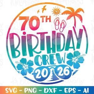 Könnte beinhalten: Ein farbenfrohes Grafikdesign für einen 70. Geburtstag. Das Design zeigt den Text "70th Birthday Crew 2026" in einem kreisförmigen Layout mit tropischen Elementen wie einer Palme, Sonne und Hibiskusblüten. Geeignet für verschiedene Anwendungen.
