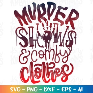Puede incluir: Diseño gráfico rojo, blanco y azul con el texto "Murder Shows & Comfy Clothes".