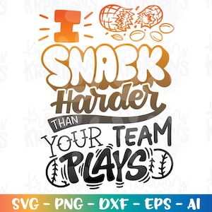Op de afbeelding: Een grafisch ontwerp met de tekst "I Snack Harder Than Your Team Plays" in oranje, bruin en zwart. Het ontwerp bevat een pinda en honkballen, en de bestandstypen SVG, PNG, DXF, EPS en AI.