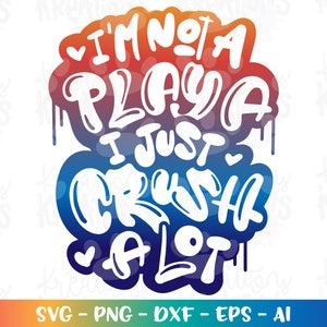 Puede incluir: Un dise&ntilde;o gr&aacute;fico colorido con el texto "I'm not a playa I just crush a lot". El texto est&aacute; en blanco con un fondo degradado arco&iacute;ris.