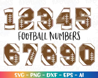 Puede incluir: Un conjunto de números de fútbol marrones y blancos, del 1 al 0, con un diseño de fútbol cosido. Los números están delineados en blanco y tienen una franja blanca en el medio. El texto "FOOTBALL NUMBERS" está debajo de los números. El texto "SVG - PNG - DXF - EPS - AI" está en la parte inferior de la imagen.