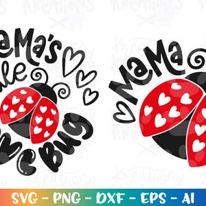 Pode incluir: Dois desenhos de joaninhas com as palavras "Mama's little love bug" e "Mama" em escrita preta. As joaninhas têm asas vermelhas com manchas brancas em forma de coração. A imagem inclui corações e os tipos de arquivo SVG, PNG, DXF, EPS e AI.