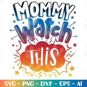 Pode incluir: Um design gráfico colorido com o texto "Mommy Watch This" em um degradê arco-íris. O texto está em uma fonte em negrito, divertida e é cercado por estrelas e outros elementos decorativos.