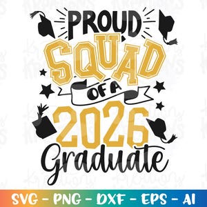 Könnte beinhalten: Grafikdesign mit dem Text "PROUD SQUAD OF A 2026 GRADUATE" in Schwarz und Gold, mit Abschlusskappen und Sternen. Der untere Teil des Bildes zeigt "SVG - PNG - DXF - EPS - AI".