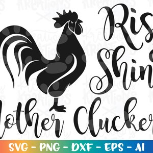 以下が含まれることがあります： 「Rise & Shine Mother Cluckers」というテキストが書かれた、黒と白の雄鶏のシルエット。画像の下部には「SVG - PNG - DXF - EPS - AI」というテキストが含まれています。