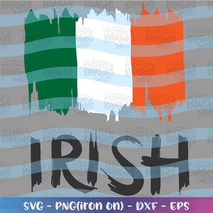 Puede incluir: Un archivo de diseño digital para una bandera irlandesa con un efecto de pintura desgastada y la palabra "IRISH" escrita en negrita, en negro. El diseño está disponible en los formatos SVG, PNG, DXF y EPS.