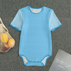 Erwachsenen-Strampler-Body mit blauen Hoops-Design mit blauer Kante ABDL Erwachsenen-Baby-Jumpsuit | Personalisierbar | XS bis 4XL | Für Windelliebhaber