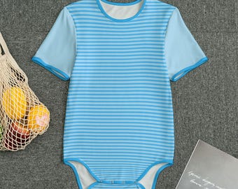 男の子用ブルー ABDL に虹と雲がデザインされた大人用ロンパース