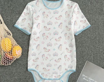 男の子用ブルー ABDL に虹と雲がデザインされた大人用ロンパース